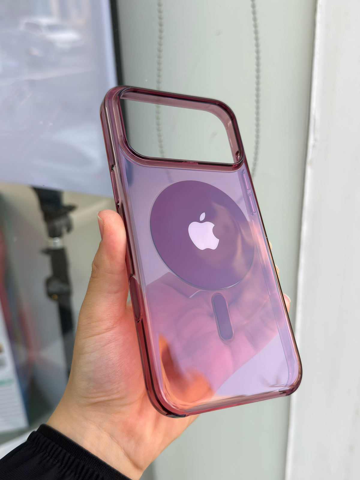 MagSafe Colour Case Original IC burgundy in hand